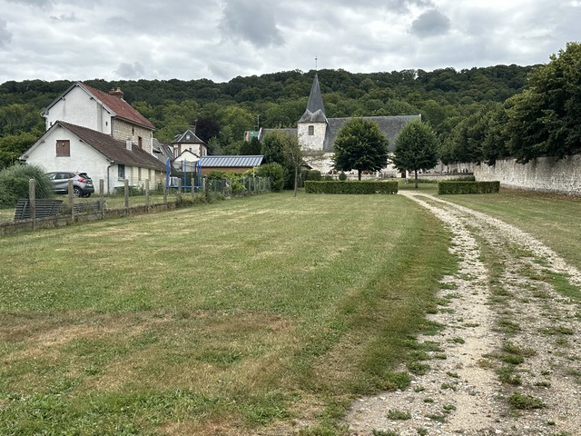 Nous marchons maintenant vers l'église Saint-Léger-et-Saint-Louis (XVIIIe), dont l'un des vitraux fut offert par Don Carlos, frère du roi d'Espagne Ferdinant VII, à l'occasion de son séjour au château.