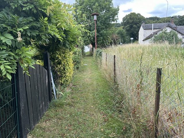 Nous regagnons le parking en passant par ce chemin qui se faufile entre les maisons du bourg.