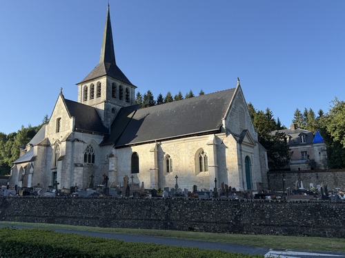 Nous partons du parking au centre du bourg, en face de l'église prieurale Saint-Hymer.