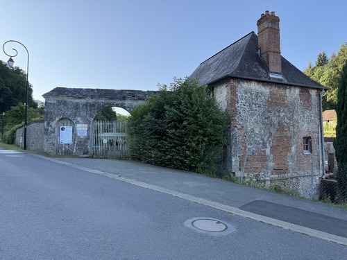Nous passons devant l'ancienne entrée du prieuré, vendu au XIXe puis légué à l'hôpital de Pont-l'Evêque pour en faire une maison de retraite (désaffectée depuis 2020).