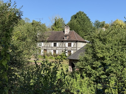 Le manoir de la Fontaine Magard est une ancienne ferme bien cachée dans la verdure.