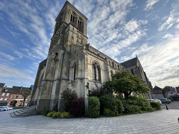 Nous partons du parking de la place Maintenon, au pied de l'église Saint-Saëns (XIXe), réalisation de l'architecte rouennais Lucien Lefort.