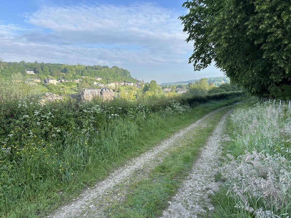 Nous sortons du bourg par le Chemin des Anglais, et suivons le délicieux chemin du Chasse-Marée, qui domine ici la vallée de la Varenne (regard arrière).