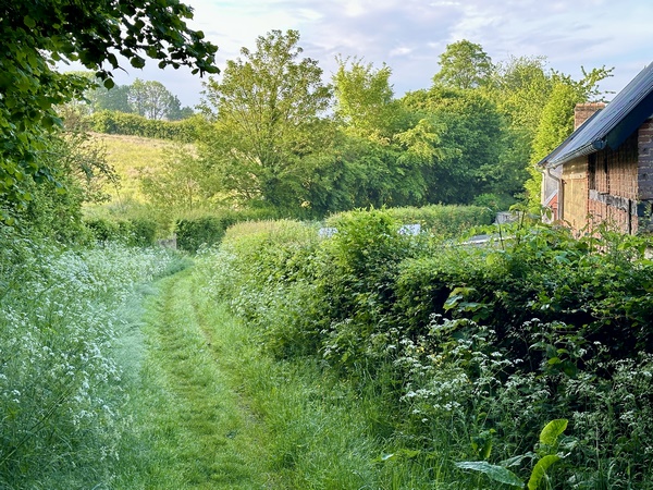 Le chemin du Chasse-Marée rejoint le hameau de Pont-du-Thil, nous allons le quitter et tourner à gauche sans entrer dans le hameau.