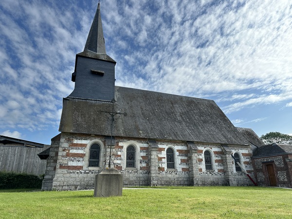 Nous traversons le village de Maucomble, en longeant l'église Saint-Ouen.