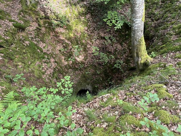 Le Puits Merveilleux est un gouffre en forme de sablier. On voit au fond de l'entonnoir, la bouche noire de la cavité souterraine. Les fouilles n'ont pas encore révélé les secrets du gouffre, et laissent la place aux légendes.