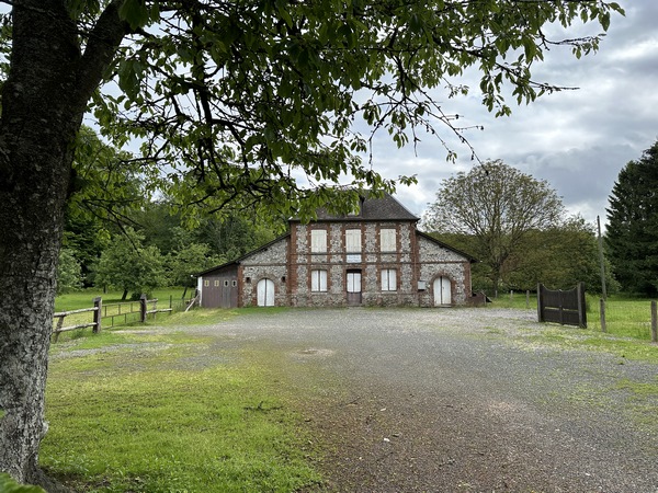 Nous passons devant la typique ancienne Maison Forestière de Maucomble.&nbsp;