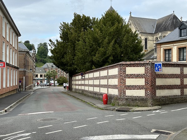 Entrée dans Saint-Saëns par la rue Paul Lesueur.