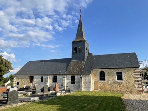 Nous partons du parking de la mairie et longeons l'église Notre-Dame.