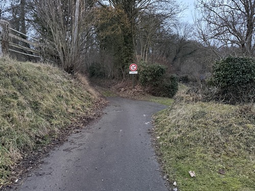 Nous sortons du bourg de Saint-Saens par le Chemin aux Galets qui entre ici dans le bois de la Houssaie.