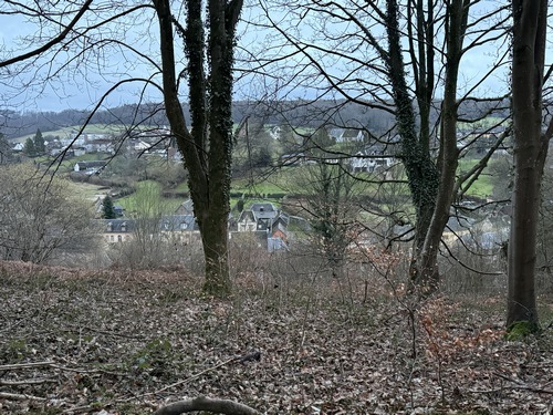 Le chemin domine le quartier du Catelier de Saint-Saens.