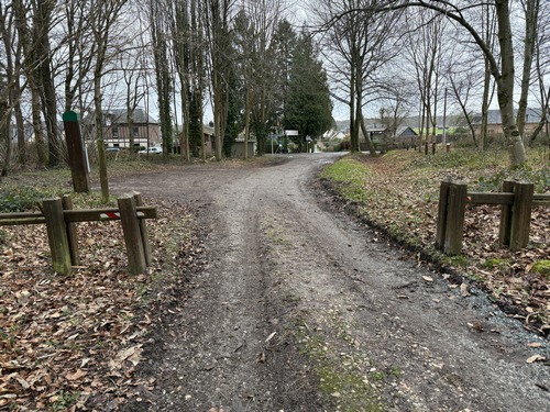 Nous arrivons au niveau de l'Arboretum du Jardin du Roi de Rome (tables de pique-nique).