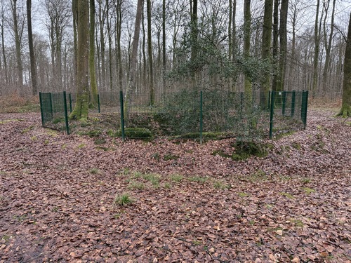 Une haute clôture autour du Puits Merveilleux remplace celle que nous avions photographiée en 2016 (voir l'album).