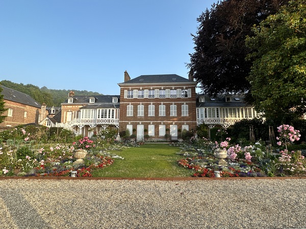 Nous passons devant la célèbre maison Vacquerie, désormais musée Victor Hugo. C'est dans cette maison que séjournaient Léopoldine Hugo et son mari, Charles Vacquerie, lors de leur tragique accident en Seine.