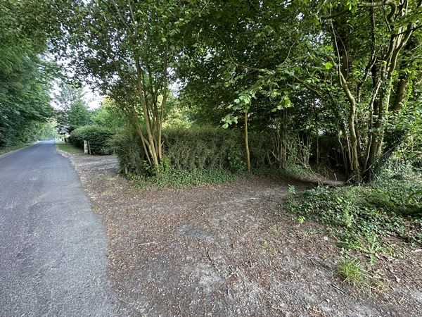 Nous suivons la route de la Cambuse sur 600 mètres, et allons tourner ici à droite sur ce chemin vers la Ravine.