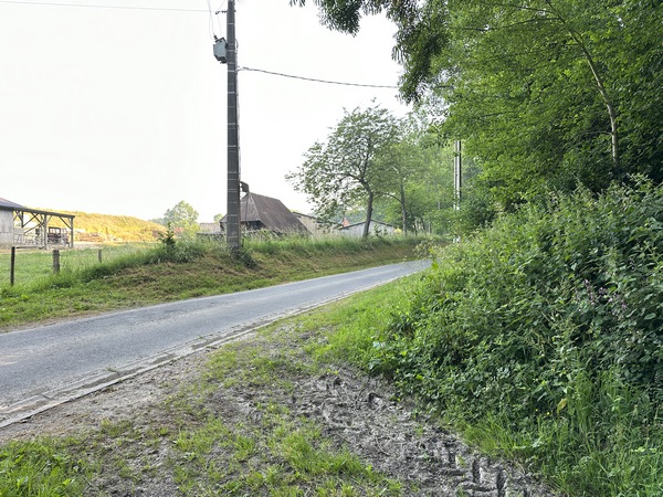 Nous rejoignons la route de Bébec. Nous allons la suivre sur quelques mètres avant de monter vers l'église.