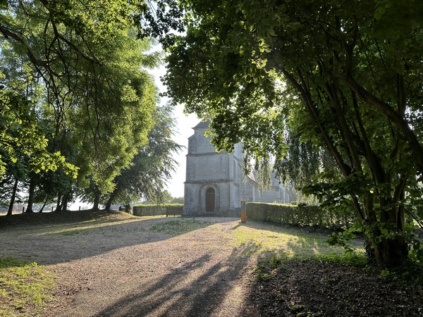 Nous arrivons devant l'église Saint-Pierre de Bébec (XVIe), à l'écart du village, dans un écrin de verdure. A noter, la présence d'une table de pique-nique.
