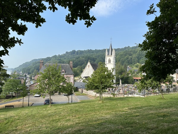 Le chemin nous conduit directement près de l'église de Villequier, et près du cimetière où repose Léopoldine.