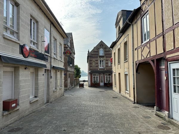 Nous rejoignons les quais par la rue Auguste Vacquerie.