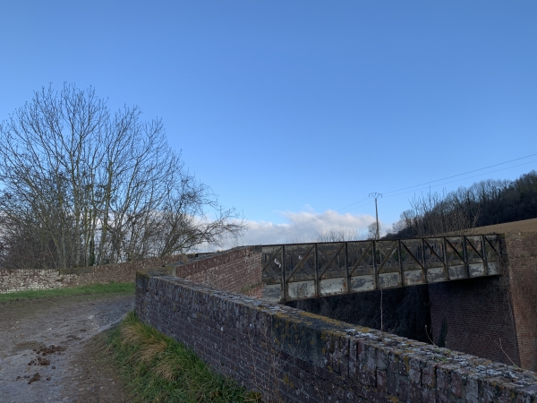 Nous partons du stationnement aménagé le long de la D920 en face du centre équestre de Bellengreville. Dès le départ, nous sommes sur le chemin des Rideaux qui franchit ici l'ancienne voie ferrée Dieppe-Eu (de Rouxmesnil à Eu).