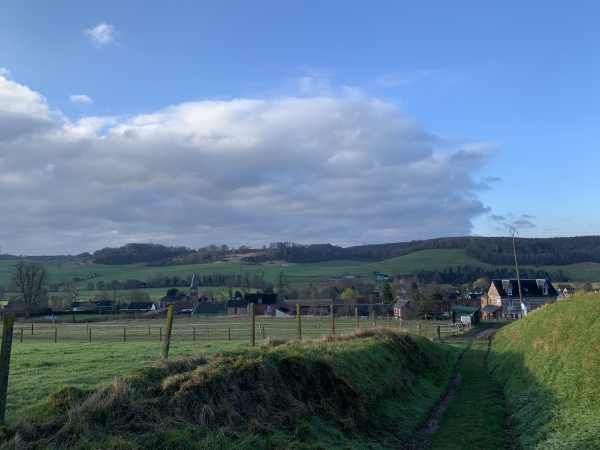 Regard arrière vers la vallée de l'Eaulne et Bellengreville.