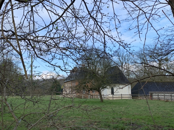 A gauche de notre chemin, on distingue le château de Vauvaye (XVIIe), avec sa chapelle au premier plan.