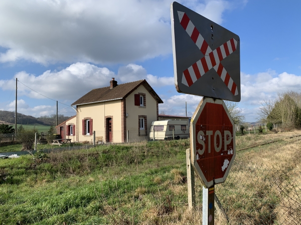 Traversée de l'ancienne voie ferrée Dieppe-Eu, toujours ferrée, avec en face de nous l'ancienne maison de garde barrière. Cette ligne à connu l'aller-retour de cinq omnibus quotidiens assurant la liaison Diepe - Le Tréport, et de nombreux trains de marchandises du port de Dieppe en direction des industries de la vallée de la Bresle... La ligne a servi à la construction de la centrale nucléaire de Penly dans les années 80, et reste utilisable ponctuellement.