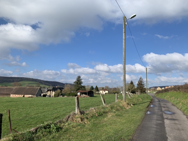 Nous n'entrons pas dans le hameau de Bellengrevillette, mais suivons le chemin des Annettes, parallèle à la D920.