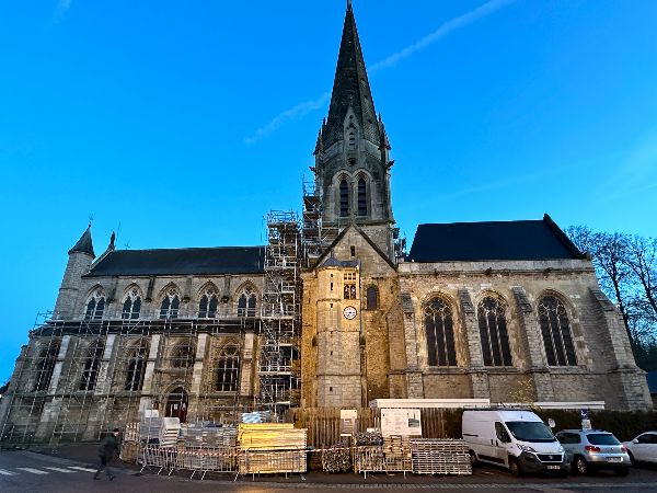 Nous partons du parking près de la mairie, et longeons ici l'ancienne collégiale Notre-Dame (XIe remaniée), devenue église paroissiale.