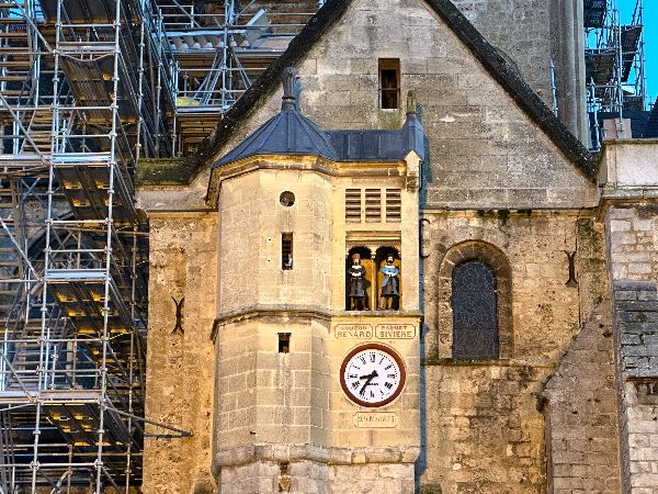 Sur le flanc sud, on peut voir les jacquemarts Houzou Bénard et Paquet Sivière, chargés de sonner leur cloche. Les jacquemarts originaux sont exposés dans le hall de la mairie. La légende raconte que Houzou et Paquet ont été condamnés à sonner les heures et les offices, et ont été remplacés à leur mort par des automates.