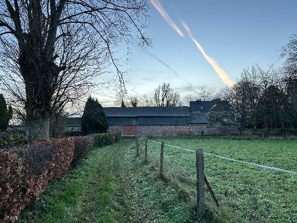 Au sommet, nous suivons le chemin vers le hameau Sainte-Catherine.