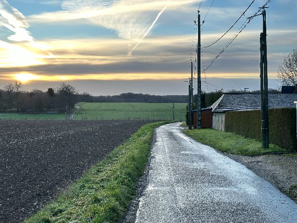 Nous continuons vers le sud sur cette petite route de la Motte.