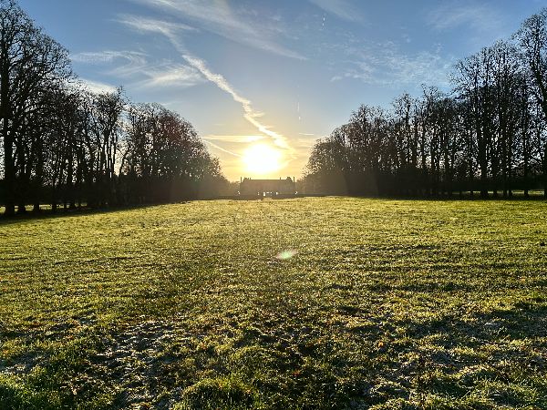 Château de Bosmelet&nbsp; caché par le soleil d'hiver. On voit comment a été orienté le château ! Ce château du XVIIe siècle remplace le château fort (XIe) de Richard d'Heugleville.