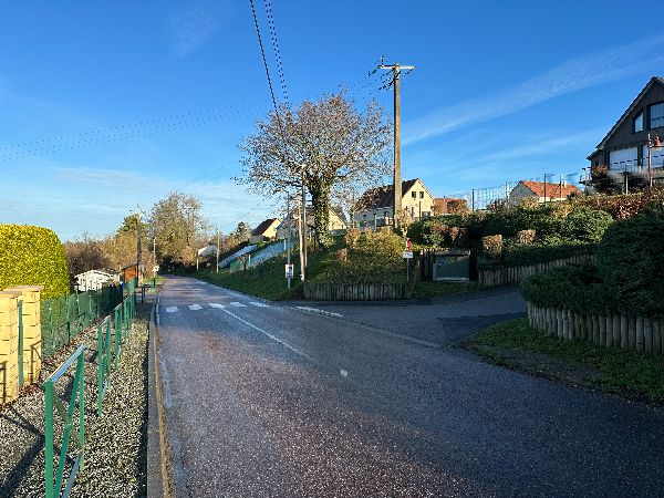 Nous quittons le circuit officiel pour éviter de rester sur cette route à l'entrée d'Auffay, et tournons à droite.
