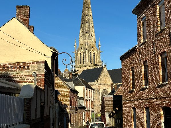 Entrée dans le centre d'Auffay par la rue du Vieux Château, puis celle du Dr Ferré.