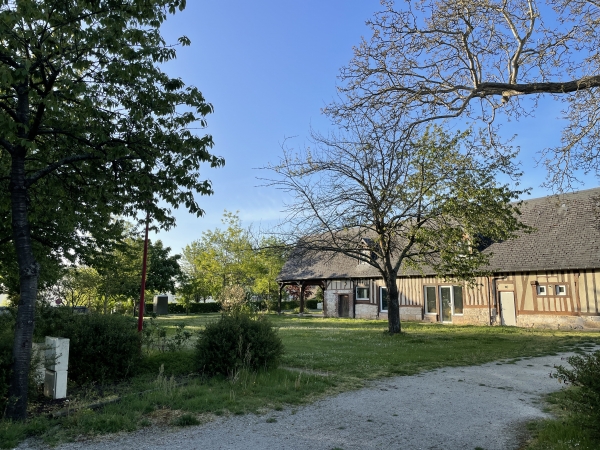 La cantine de l'école est installée dans cette belle demeure normande du XVIIe siècle.