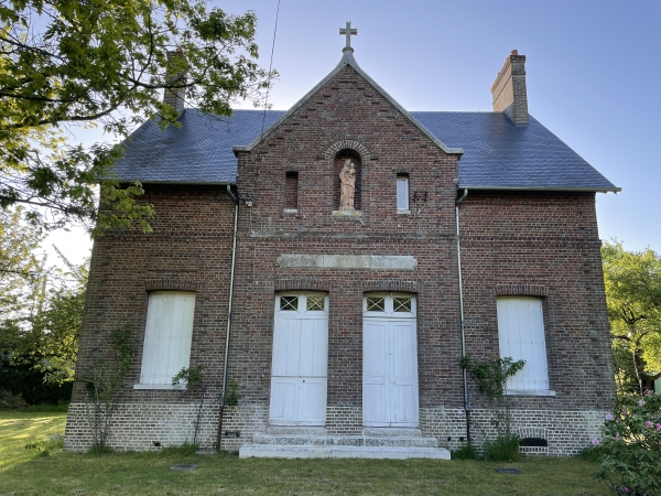 Nous suivons la rue du Bac sur quelques mètres et passons devant ce qui a dû être un presbytère.