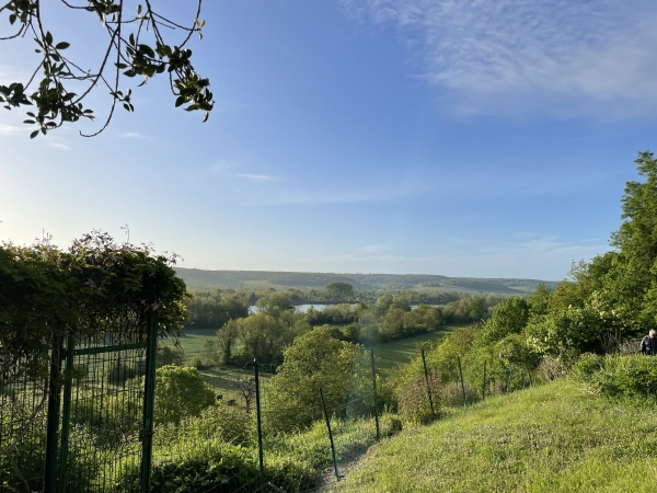 A notre droite, les verts paysages de la vallée de la Seine entre Bardouville et Quevillon.