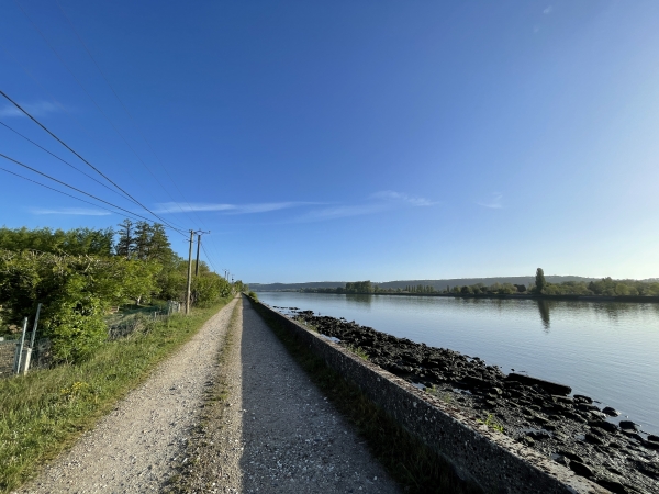 Voilà pourquoi nous souhaitions continuer sur le chemin de halage : pour profiter du bord de Seine ! Elle nous était presque invisible depuis le départ.
