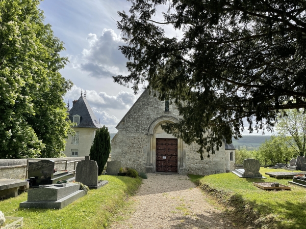 Nous voilà de retour au centre de Bardouville. Nous entrons dans le cimetière pour faire le tour de l'église Saint-Michel.