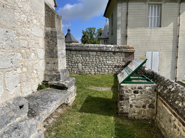 Un panneau décrit le paysage de la vallée visible depuis ce belvédère, la légende du Corset Rouge, la vie des marais et du coteau. La photographie du panneau est visible dans l'album de la rando.