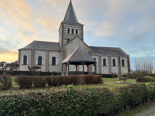 Nous partons du parking en face de l'église Saint-Pierre, et commençons par suivre la rue Saint-Pierre. A noter le charmant abri avec tables et bancs devant l'église.