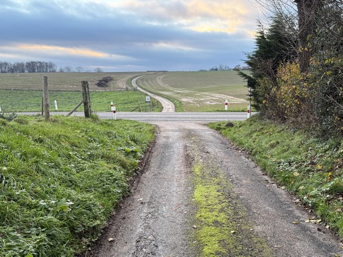 Nous allons traverser la D38 et continuer en face vers la Broche à Rôtir.