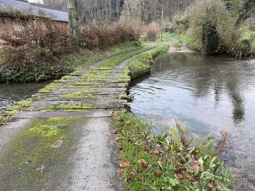 Nous traversons la Ganzeville sur ce pont de bois pour rejoindre la D28. A remarquer, le vieux pont de pierre sur la droite (voir l'album).