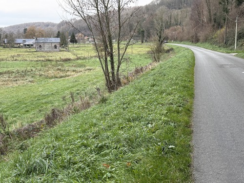 Nous suivons la D28 sans accotement aménagé. C'est le trajet officiel, mais nous regrettons le passage par le chemin de Montmoulin et la D68, avec son colombier, suivis les années précédentes.