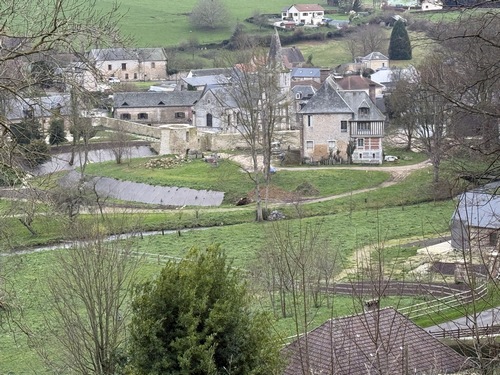 Nous continuons sur le chemin, avec cette vue sur le château de Ganzeville, en cours de réhabilitation. Nous allons longer le château et le moulin (voir l'album, et comparer avec les albums des années précédentes) en entrant dans Ganzeville.