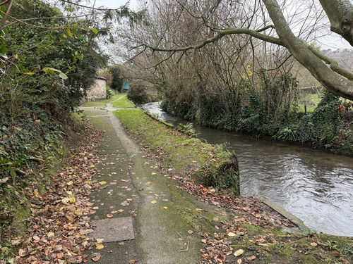 Juste en face de l'église Saint-Rémi, nous nous glissons entre les maisons pour suivre le délicieux sentier de la Rivière.