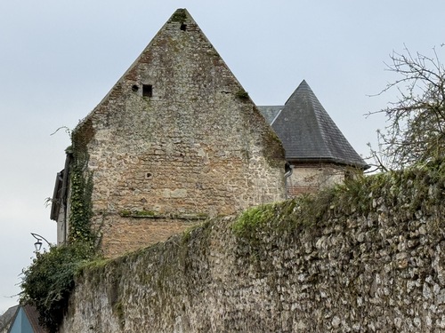 Nous contournons maintenant la Maison des Templiers, Elle conserve toujours les vestiges d'une tour de guet et les restes de l'enceinte fortifiée percée d'archères. Un plan du domaine est gravé sur la façade (album).