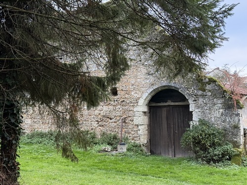 Pignon de l'ancienne grange dîmière de la Maison des Templiers.