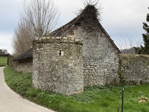 Nous longeons l'ancienne tour pour sortir du bourg.